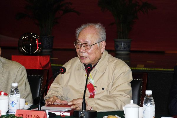 马识途老先生对成都分院建院五十周年总结说：回顾艰难历程，迈出创新脚步，展望光辉未来