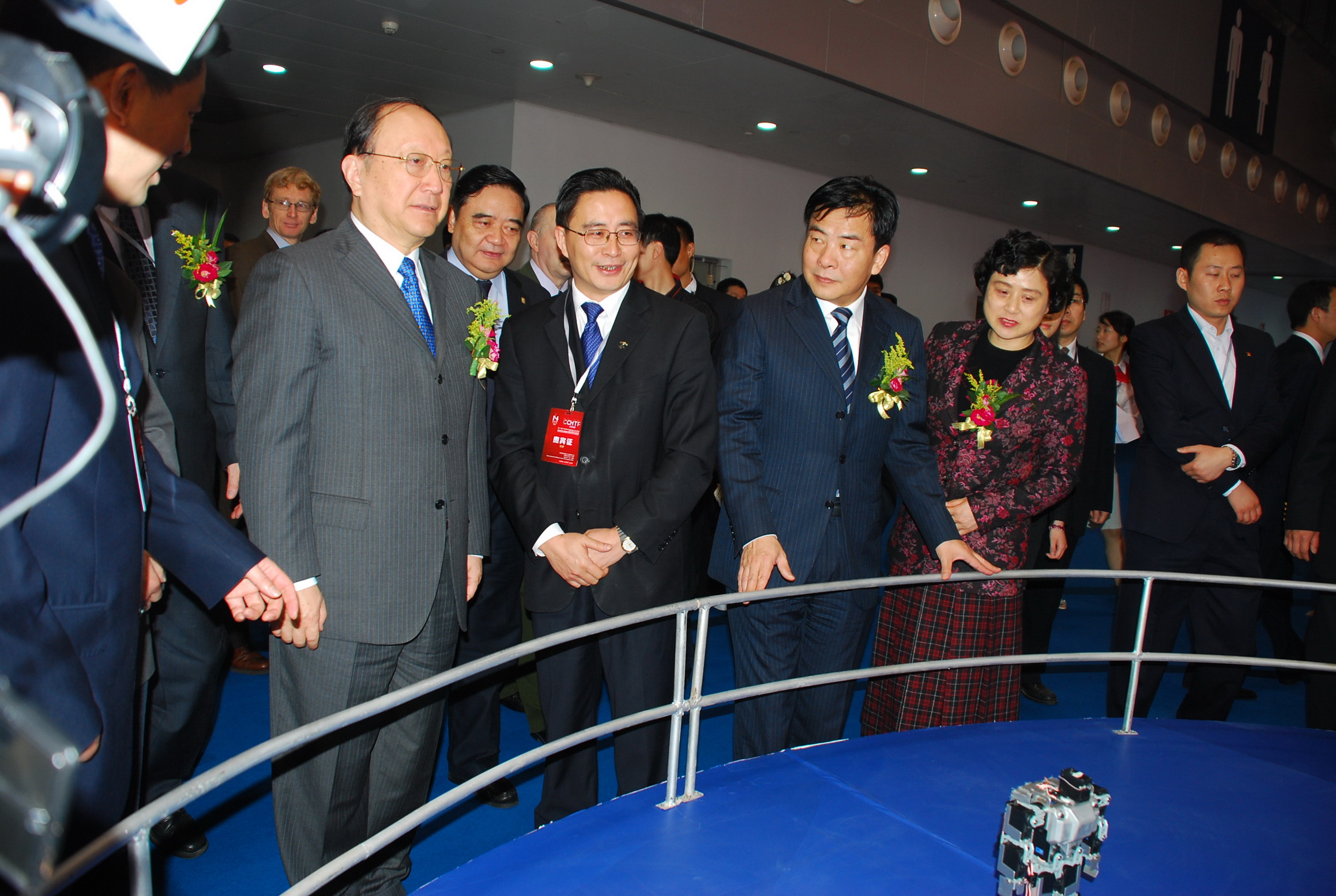 全国政协副主席、中国工程院院长徐匡迪、重庆市市长王鸿举视察中科院展区